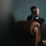 Clínicas / remedios milagro: hombre abrumado sentado en un sillón