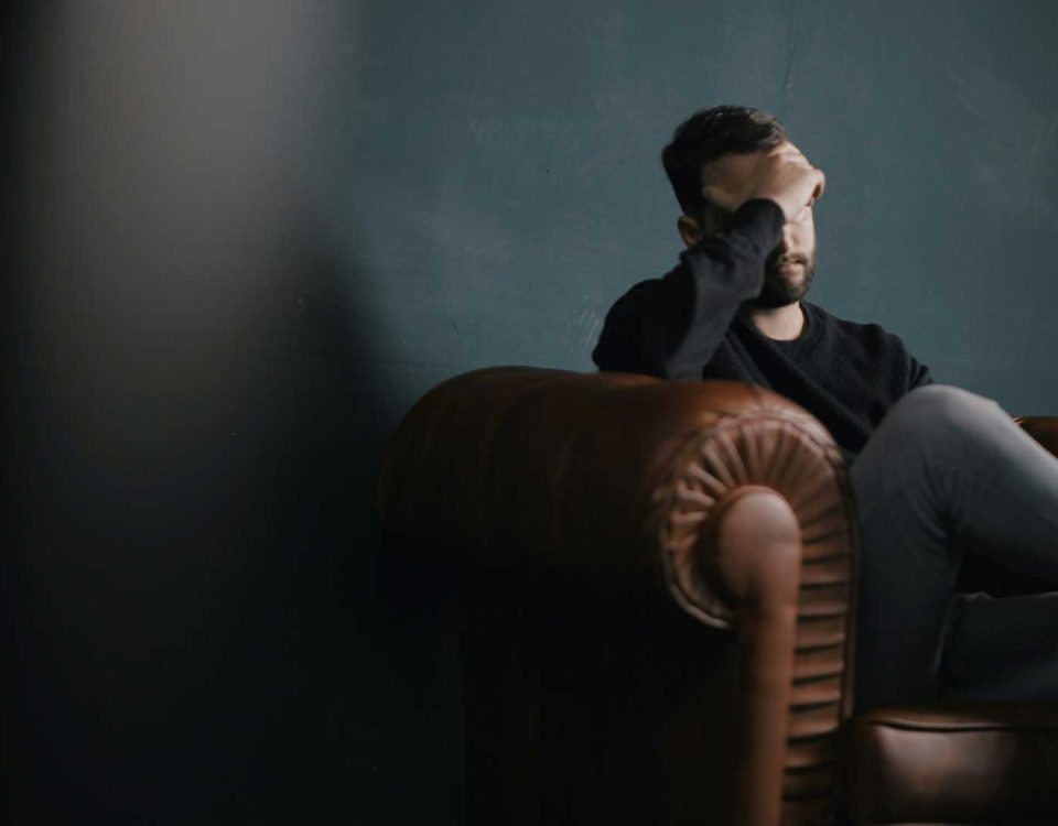 Clínicas / remedios milagro: hombre abrumado sentado en un sillón