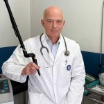 El Dr. Sajonia Coburgo manipulando un aparato de Láser de CO2 en su consulta