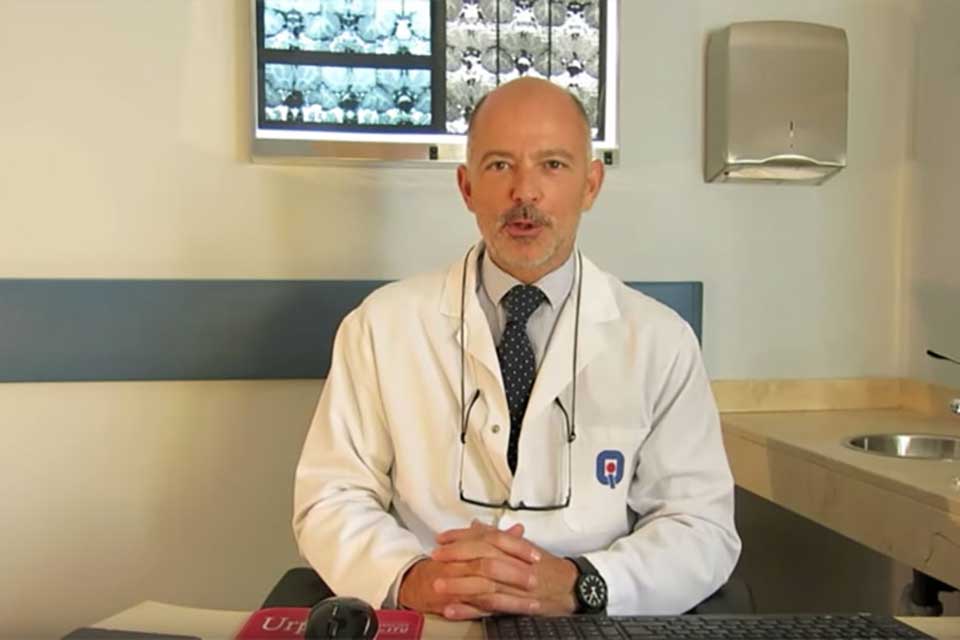 Dr. Sajonia-Coburgo hablando en su consulta